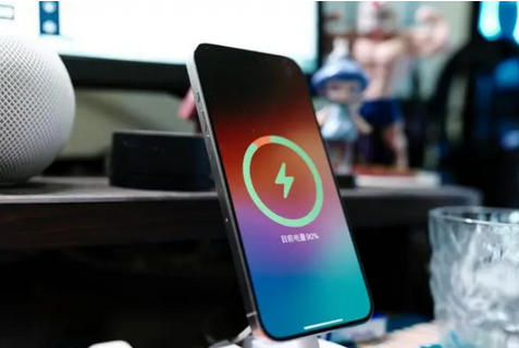 大峪镇苹果15换屏服务分享用什么充电器给iPhone15充电更好 